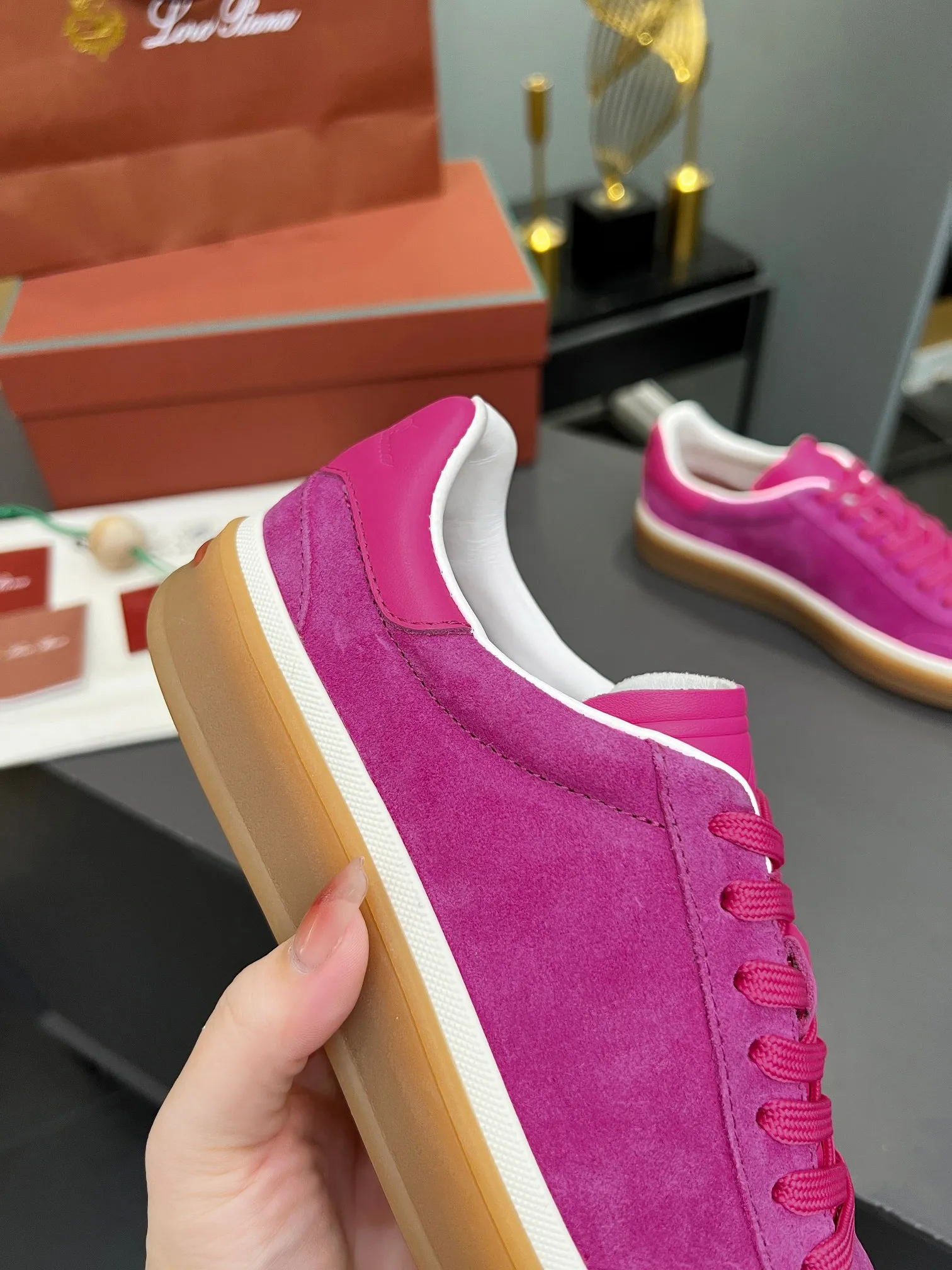 Factory price: 580💰Purchase level, high version🦅⛳️ Italy [Loro men's shoes💰iana] Tennis walk series L men's shoes💰Couple moral training shoes casual sports shoes sneakers🎁🎁 Original purchase development and production This new suede tennis shoe adopts an ultra-low design, suitable for wearing all year round👫👫 The wrapped sole creates an effortlessly attractive color combination that harmoniously blends functionality with understated style, making it the ideal shoe for urban wear. Soft calfskin tongue with Kummel color insert at the heel, embossed L Men's shoes 💰 Logo Cotton lace upper, cowhide suede sole Rubber-lined calfskin ✦ Upper: imported first-layer cowhide ➕ Customized original cowhide ✦ Lining: cowhide lining ➕ Cow leather insole ✦ Sole: Original open-molded T men's shoe 💰R ultra-lightweight outsole ✦Packaging: Original full set of packaging ✦Female size: 35--40, ✦Male size: 39--44, customized 45